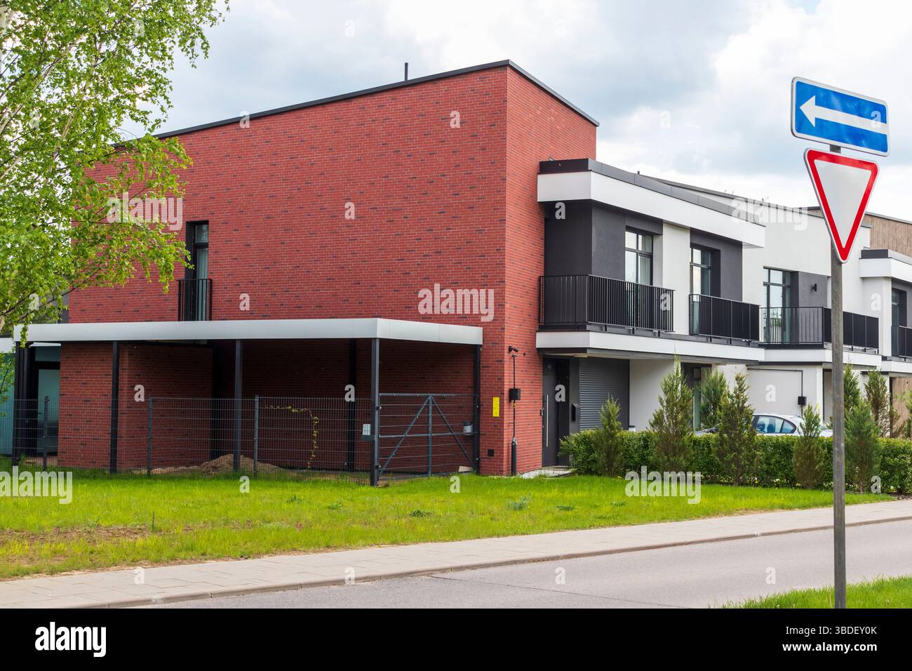 Fassade des stilvollen, urbanen, modernen Hauses, ergonomisch gestaltet und aus ökologischen Materialien Stockfoto