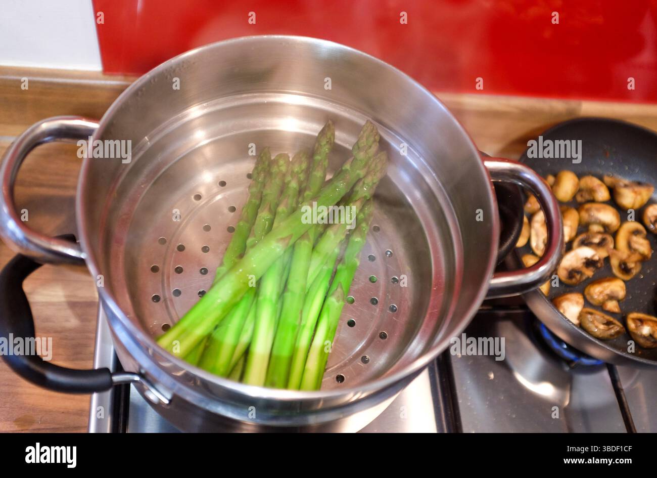 Zubereitung, Waschen und Kochen von frischem Spargel in einem Dampfgarer UK Stockfoto