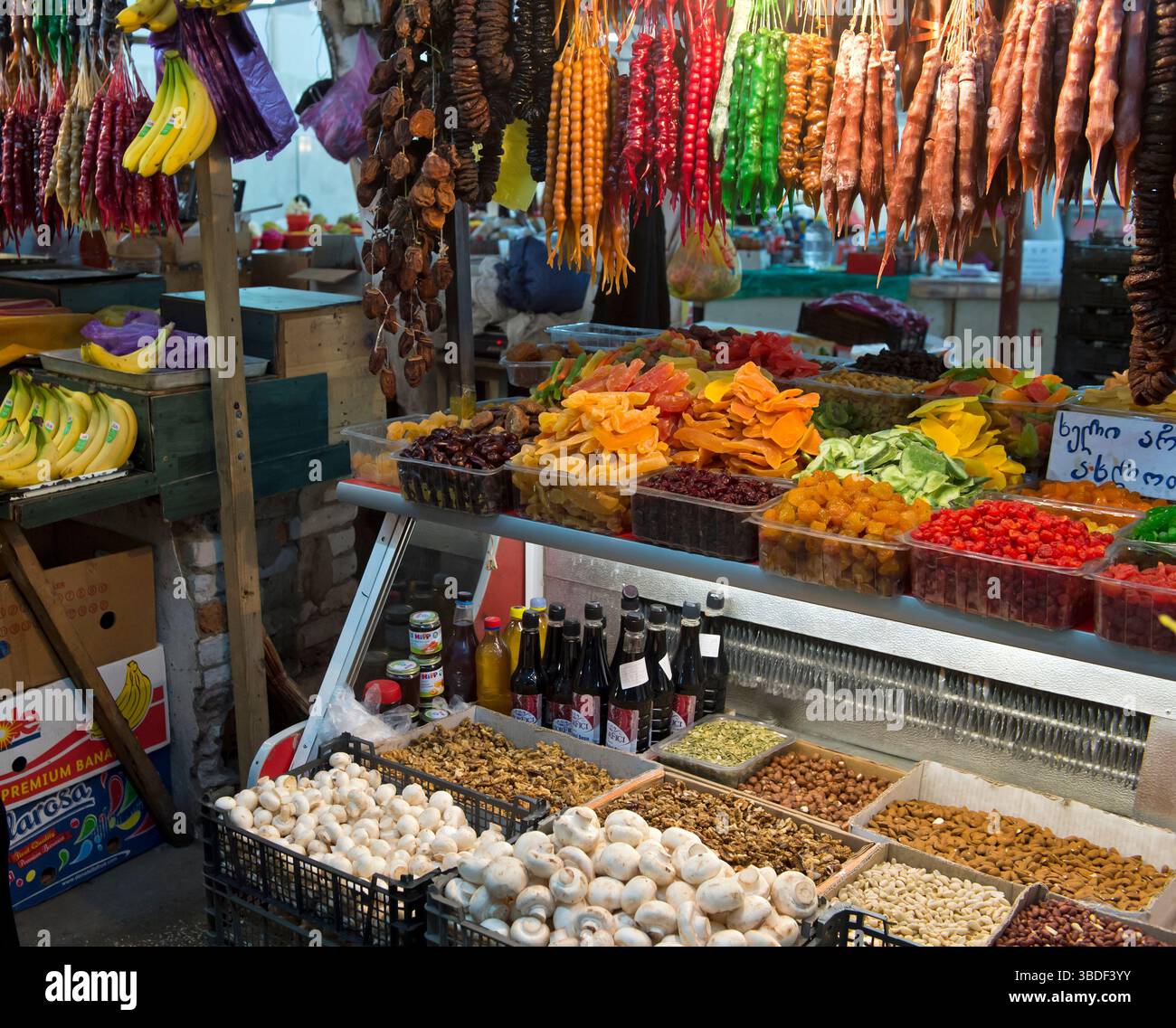 Farbenfroher Marktstand Mit Trockenfrüchten, Gemüse Und Süssigkeiten, Kutaissi, Imeretien, Georgien Stockfoto