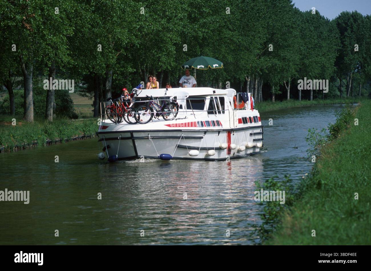 Schiff auf dem Canal du Nivernais, Burgund, Frankreich, Schiff auf dem Canal du Nivernais, Burgund, Frankreich Stockfoto