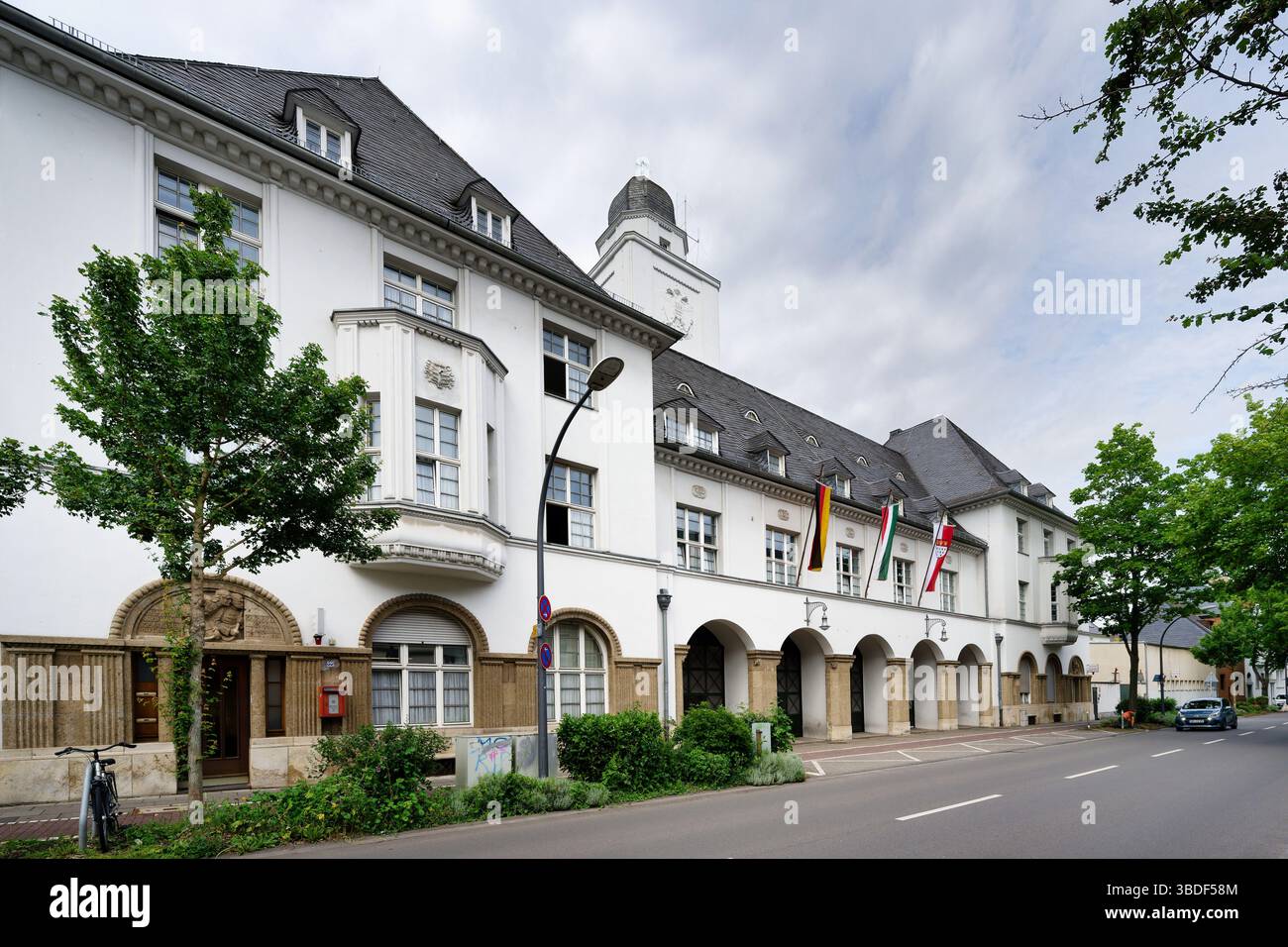 Das Historische Gebäude Der Feuerwache 3 In Köln-Lindenthal Aus Dem Jahr 1913, Das Älteste Noch In Betrieb Befindliche Feuerwehrgebäude In Köln Stockfoto