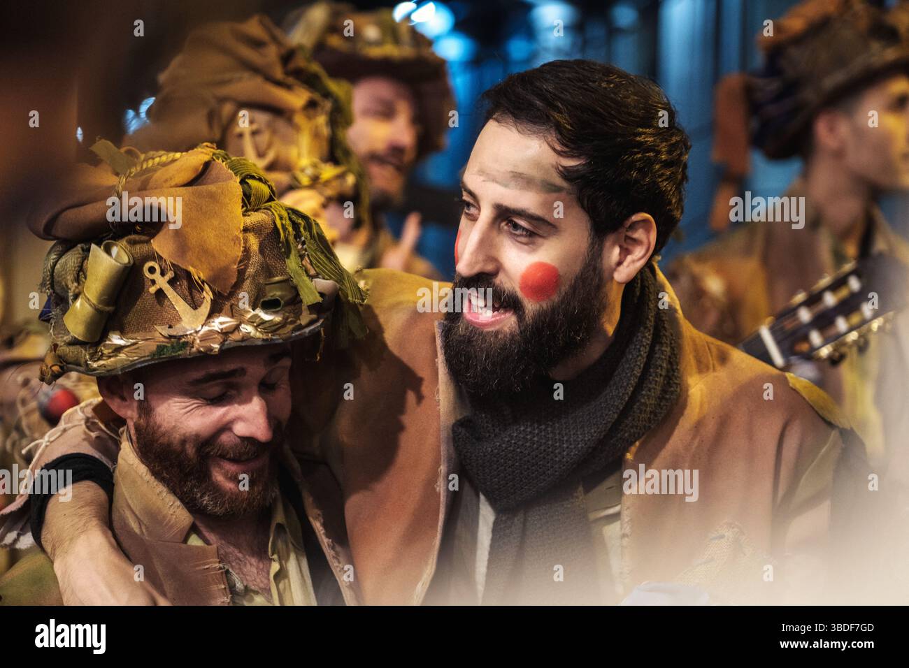 Das Bild zeigt zwei Personen, die als Schauspieler oder Teilnehmer an einer Art Theater- oder Festveranstaltung zu sein scheinen. Sie tragen Kostüme mit A Stockfoto