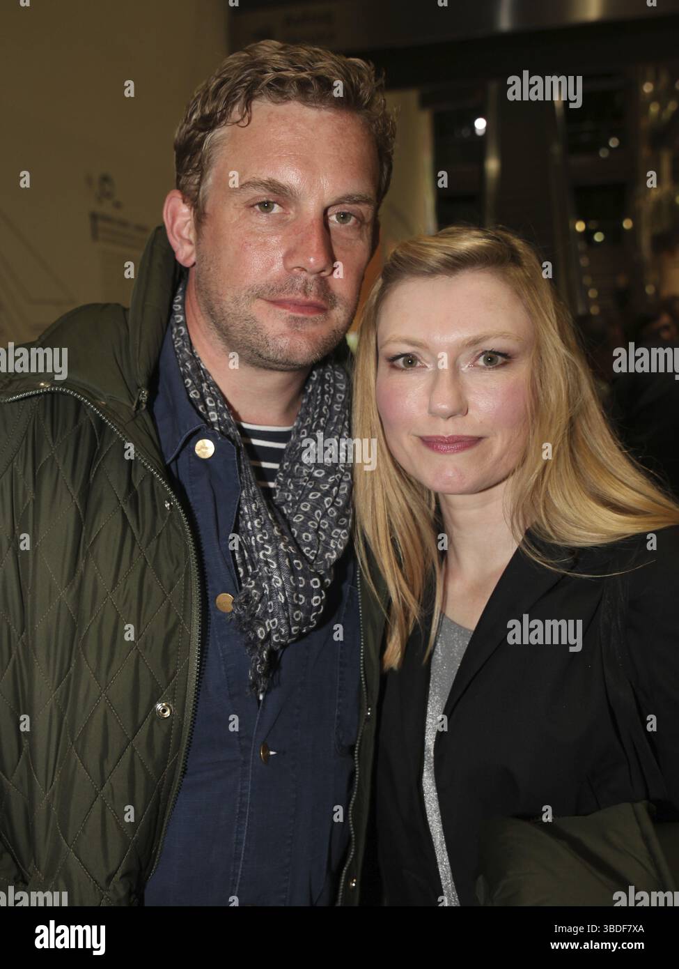 Sebastian Bezzel mit seiner Frau Johanna Gehlen beim 8. Hamburg-Berlin-Klassik 2015 in Wolfsburg, Sebastian Bezzel mit seiner Frau Johanna Stockfoto