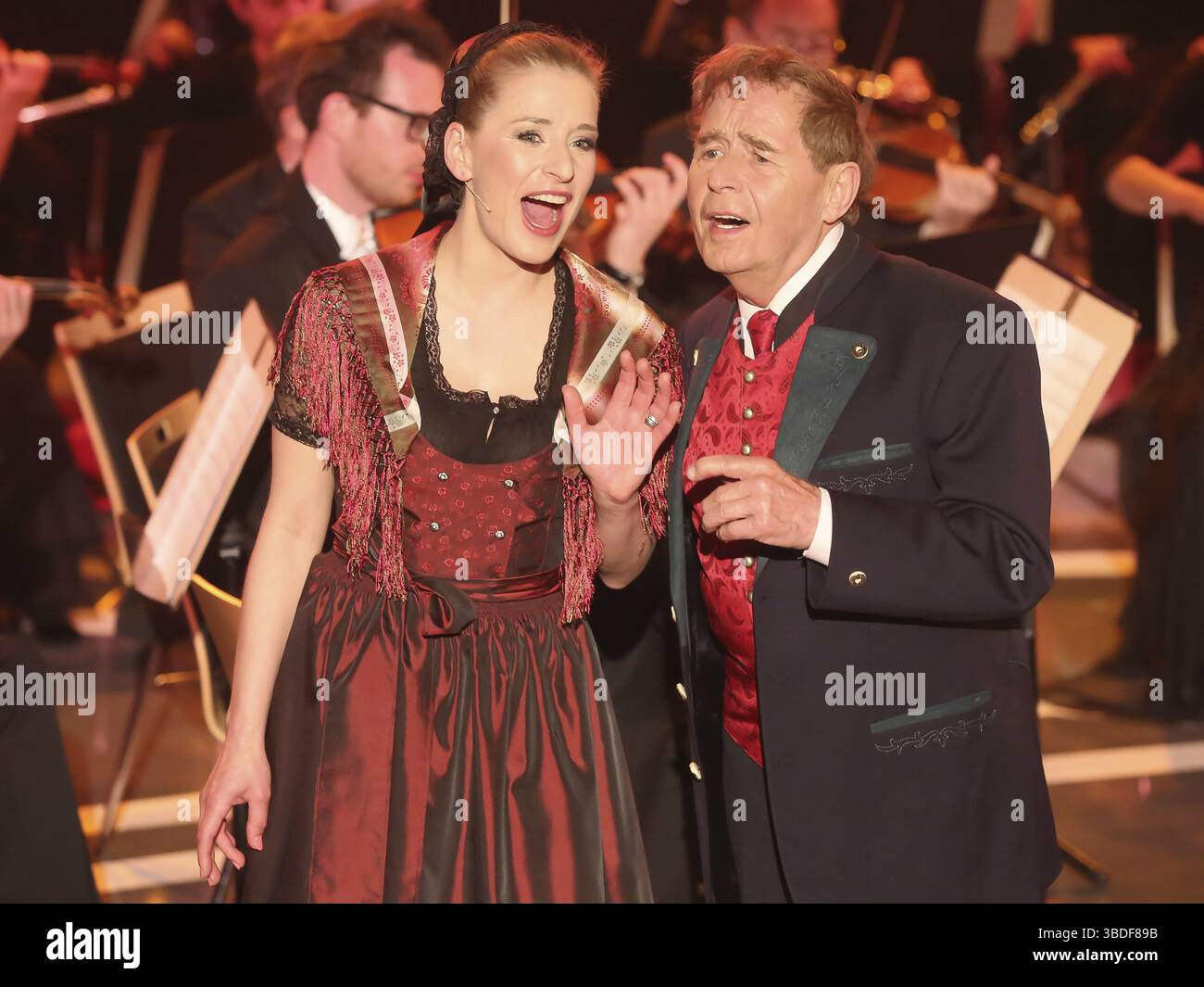 Stefanie Hertel mit Dirndl im Duett mit Vater Eberhard Hertel MDR TV Muttertagsshow 2016 Altenburg, ausgestrahlt am 07. Mai 2016 Stockfoto