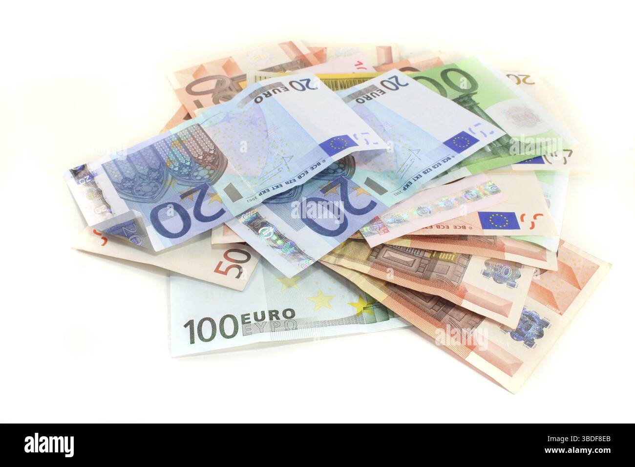 Ein großer Stapel Euro-Banknoten vor weißem Hintergrund Stockfoto