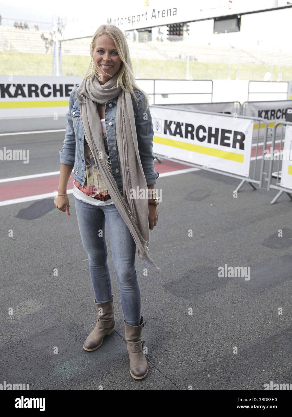 Deutsche Fernsehmoderatorin Julia Josten beim ADAC Formel 4 auf 26.4.15 Motorsport-Arena-Oschersleben, deutsche Fernsehmoderatorin Julia Josten auf der ADAC Formel 4 am April Stockfoto
