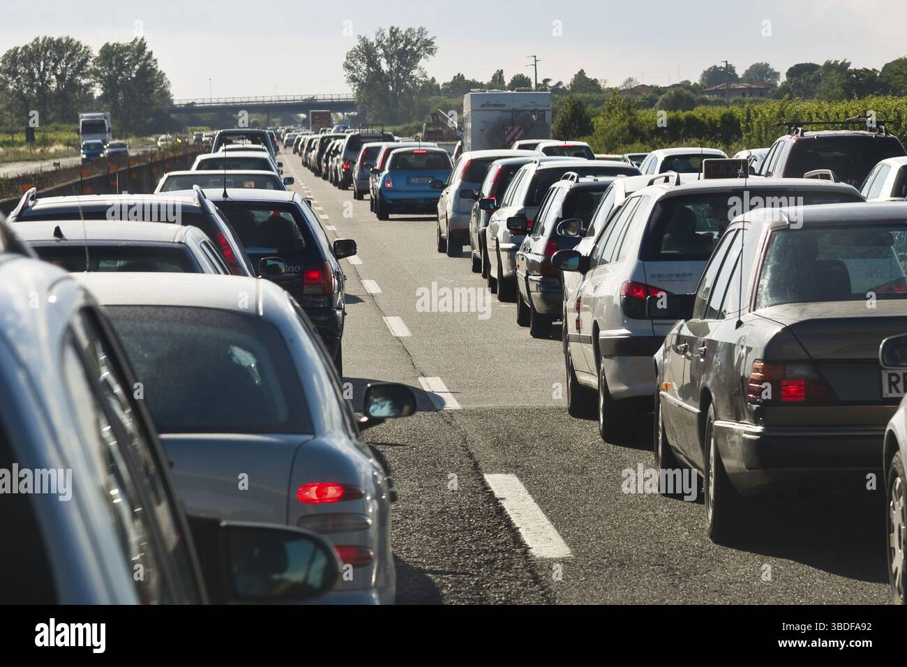 Verkehrsstau auf der italienischen Autobahn, Italien Stockfoto
