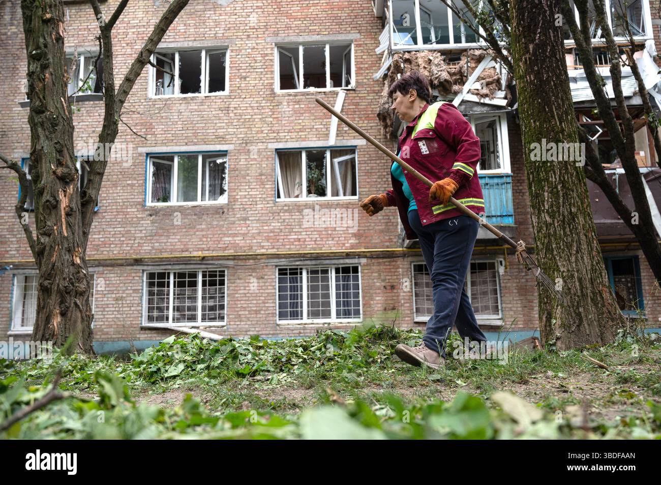 Kiew, Ukraine. Mai 2025. Ein Versorgungsarbeiter entfernt die Trümmer außerhalb eines Wohnblocks im Bezirk Solomianskyi, der durch den russischen Raketen- und Drohnenangriff am 24. Mai 2025 in Kiew, Ukraine, beschädigt wurde. Kiew und sieben andere Regionen der Ukraine wurden von einem russischen Großangriff mit 250 Schlagdrohnen und 14 ballistischen Raketen angegriffen. (Foto: Danylo Antoniuk/Ukrinform) Credit: Ukrinform/Alamy Live News Stockfoto