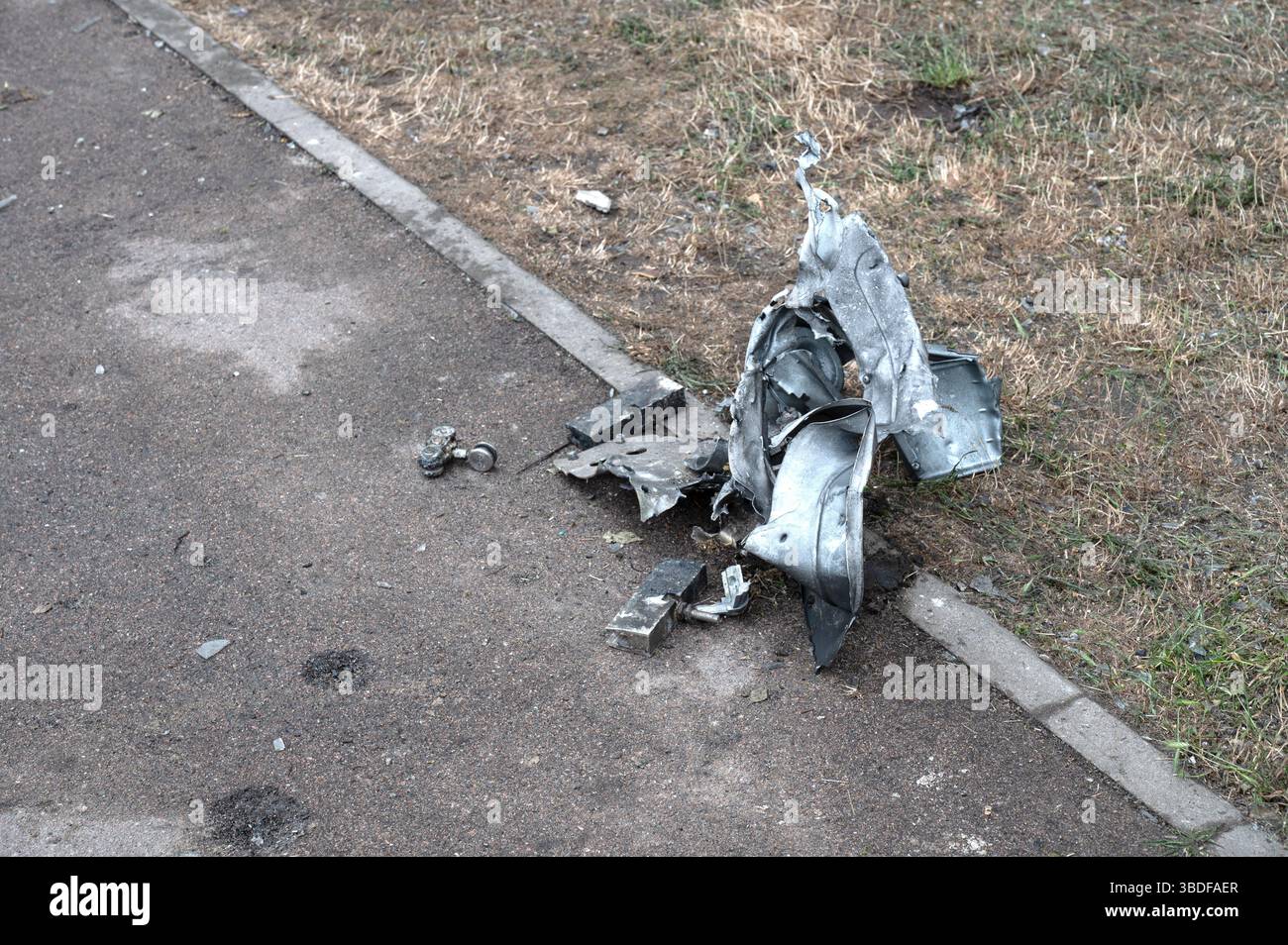 Kiew, Ukraine. Mai 2025. Ein Stück Trümmer liegt auf dem Boden vor einem Wohnblock im Obolonskyi-Bezirk, der durch den Angriff von Fragmenten während des russischen Raketen- und Drohnenangriffs am 24. Mai 2025 in Kiew, Ukraine, beschädigt wurde. Kiew und sieben andere Regionen der Ukraine wurden von einem russischen Großangriff mit 250 Schlagdrohnen und 14 ballistischen Raketen angegriffen. (Foto: Danylo Antoniuk/Ukrinform) Credit: Ukrinform/Alamy Live News Stockfoto