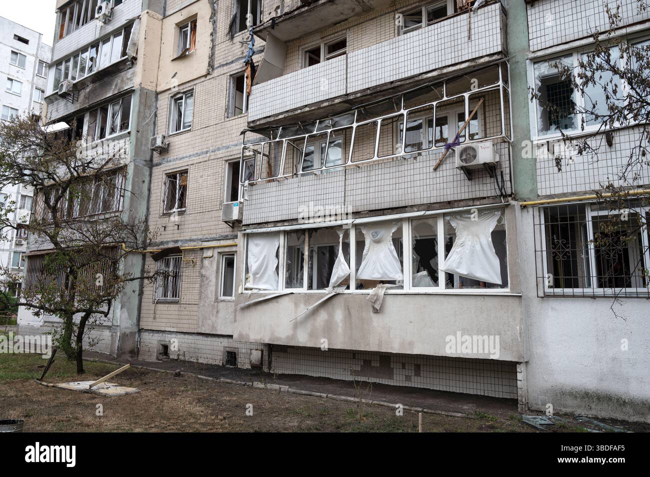 Kiew, Ukraine. Mai 2025. Ein Wohnblock im Bezirk Obolonskyi wird durch den Angriff von Trümmern während des russischen Raketen- und Drohnenangriffs am 24. Mai 2025 in Kiew, Ukraine, beschädigt. Kiew und sieben andere Regionen der Ukraine wurden von einem russischen Großangriff mit 250 Schlagdrohnen und 14 ballistischen Raketen angegriffen. (Foto: Danylo Antoniuk/Ukrinform) Credit: Ukrinform/Alamy Live News Stockfoto