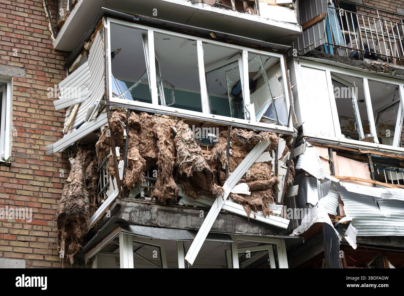 Kiew, Ukraine. Mai 2025. Die Balkone eines Wohnblocks im Bezirk Solomianskyi wurden durch den russischen Raketen- und Drohnenangriff in Kiew, Ukraine, am 24. Mai 2025 beschädigt. Kiew und sieben andere Regionen der Ukraine wurden von einem russischen Großangriff mit 250 Schlagdrohnen und 14 ballistischen Raketen angegriffen. (Foto: Danylo Antoniuk/Ukrinform) Credit: Ukrinform/Alamy Live News Stockfoto