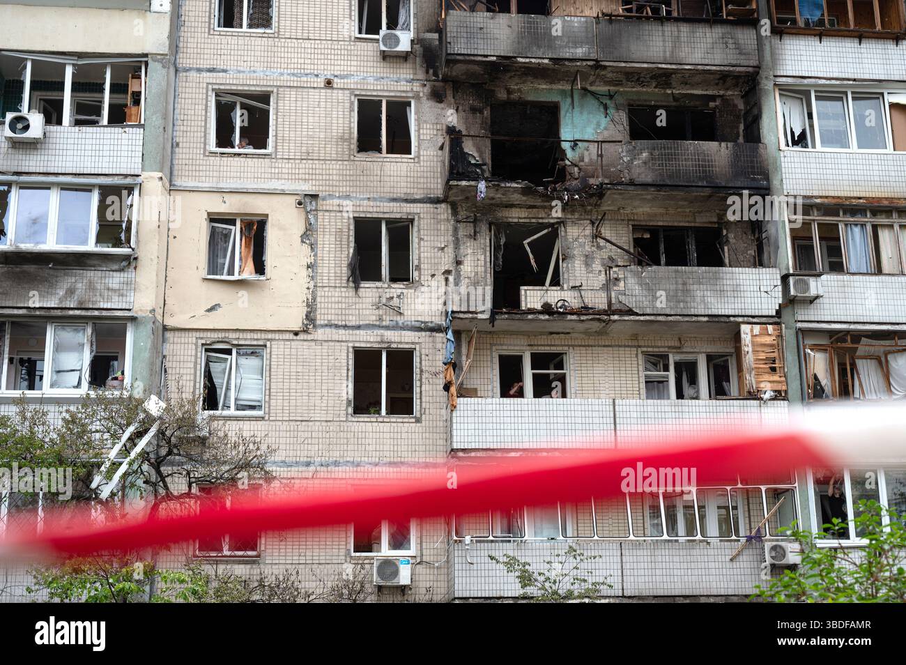 Kiew, Ukraine. Mai 2025. Ein Wohnblock im Bezirk Obolonskyi wird durch den Angriff von Trümmern während des russischen Raketen- und Drohnenangriffs am 24. Mai 2025 in Kiew, Ukraine, beschädigt. Kiew und sieben andere Regionen der Ukraine wurden von einem russischen Großangriff mit 250 Schlagdrohnen und 14 ballistischen Raketen angegriffen. (Foto: Danylo Antoniuk/Ukrinform) Credit: Ukrinform/Alamy Live News Stockfoto