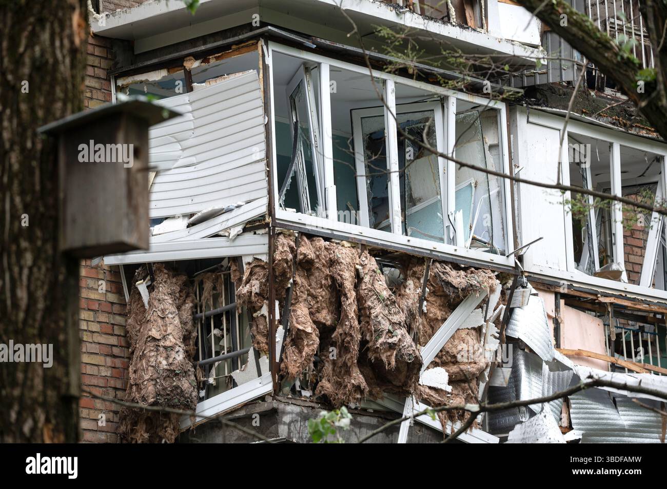Kiew, Ukraine. Mai 2025. Die Balkone eines Wohnblocks im Bezirk Solomianskyi wurden durch den russischen Raketen- und Drohnenangriff in Kiew, Ukraine, am 24. Mai 2025 beschädigt. Kiew und sieben andere Regionen der Ukraine wurden von einem russischen Großangriff mit 250 Schlagdrohnen und 14 ballistischen Raketen angegriffen. (Foto: Danylo Antoniuk/Ukrinform) Credit: Ukrinform/Alamy Live News Stockfoto