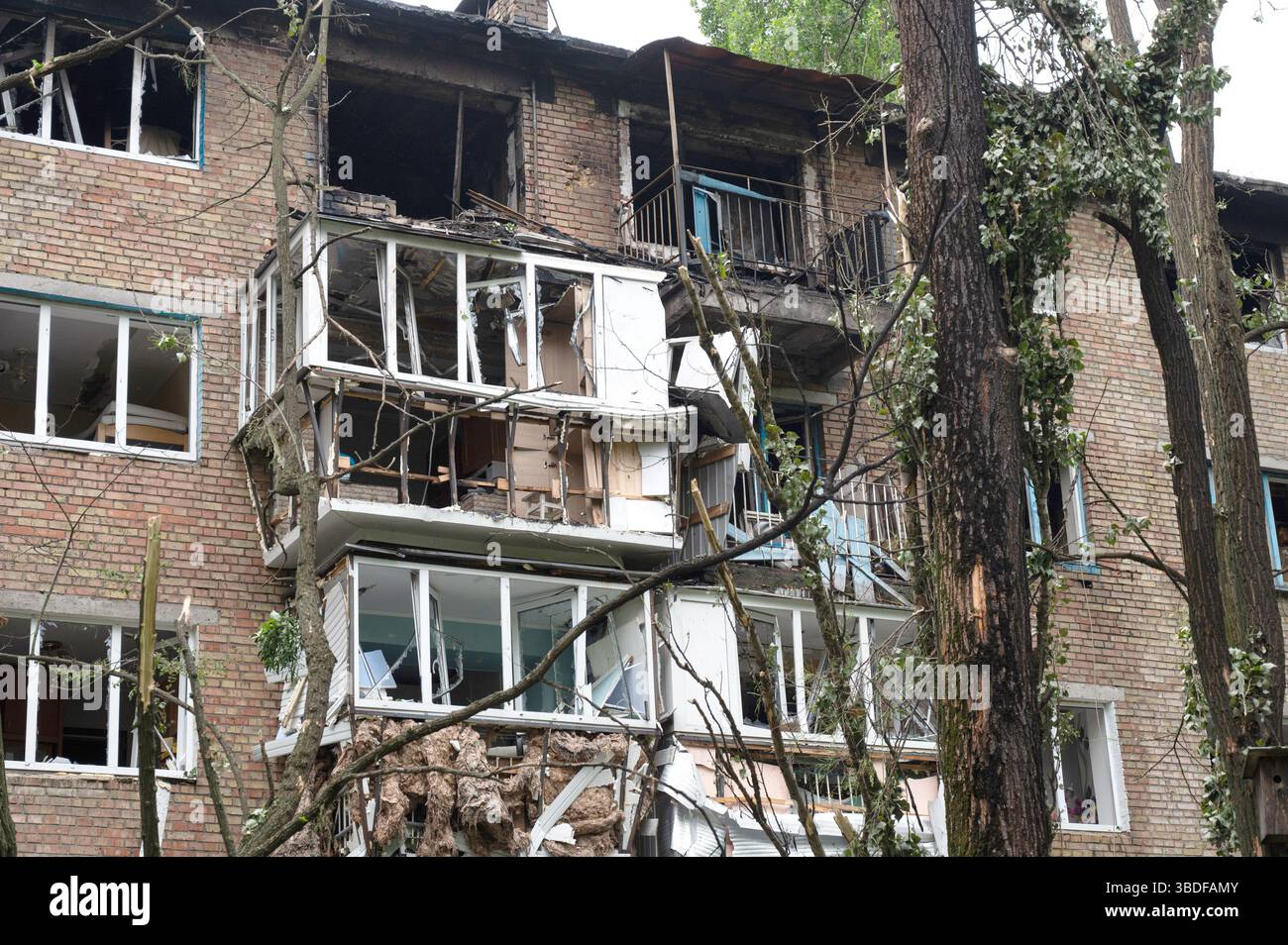 Kiew, Ukraine. Mai 2025. Ein Wohnblock im Bezirk Solomianskyi wird durch den russischen Raketen- und Drohnenangriff in Kiew, Ukraine, am 24. Mai 2025 beschädigt. Kiew und sieben andere Regionen der Ukraine wurden von einem russischen Großangriff mit 250 Schlagdrohnen und 14 ballistischen Raketen angegriffen. (Foto: Danylo Antoniuk/Ukrinform) Credit: Ukrinform/Alamy Live News Stockfoto