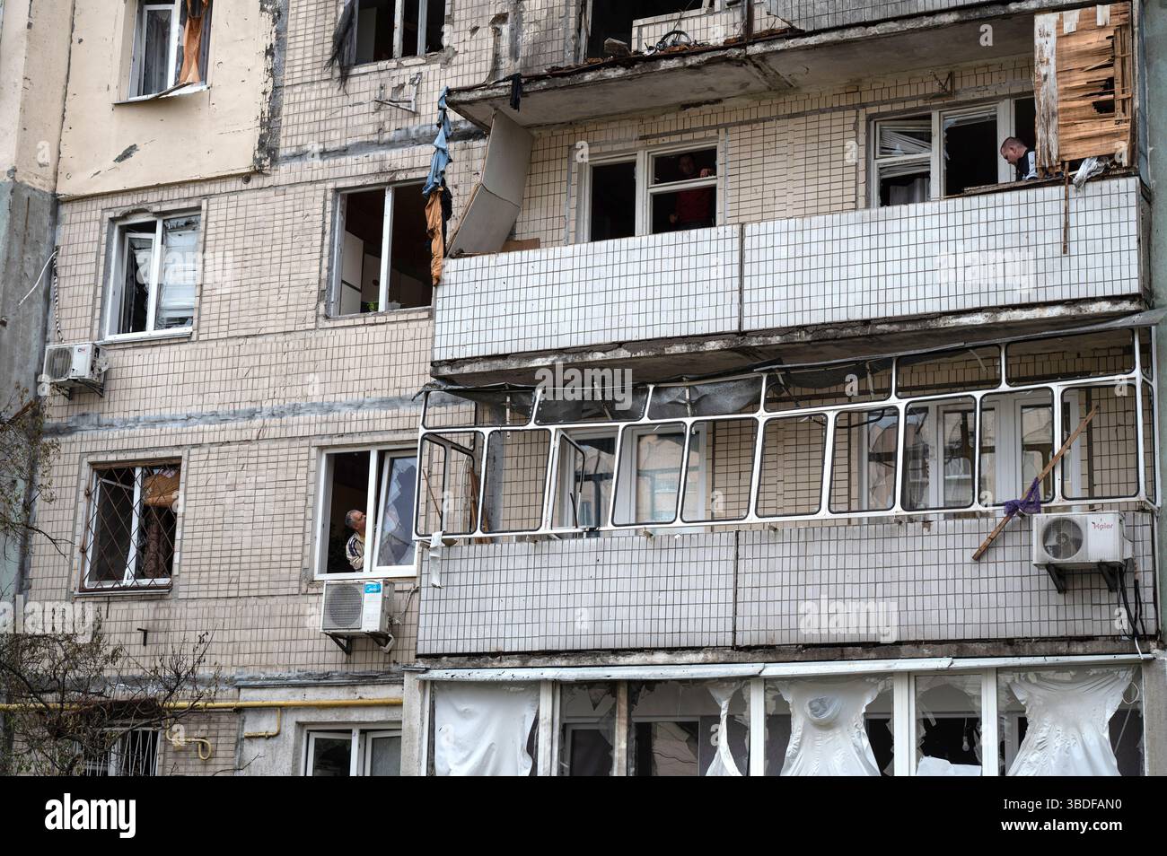 Kiew, Ukraine. Mai 2025. Ein Wohnblock im Bezirk Obolonskyi wird durch den Angriff von Trümmern während des russischen Raketen- und Drohnenangriffs am 24. Mai 2025 in Kiew, Ukraine, beschädigt. Kiew und sieben andere Regionen der Ukraine wurden von einem russischen Großangriff mit 250 Schlagdrohnen und 14 ballistischen Raketen angegriffen. (Foto: Danylo Antoniuk/Ukrinform) Credit: Ukrinform/Alamy Live News Stockfoto