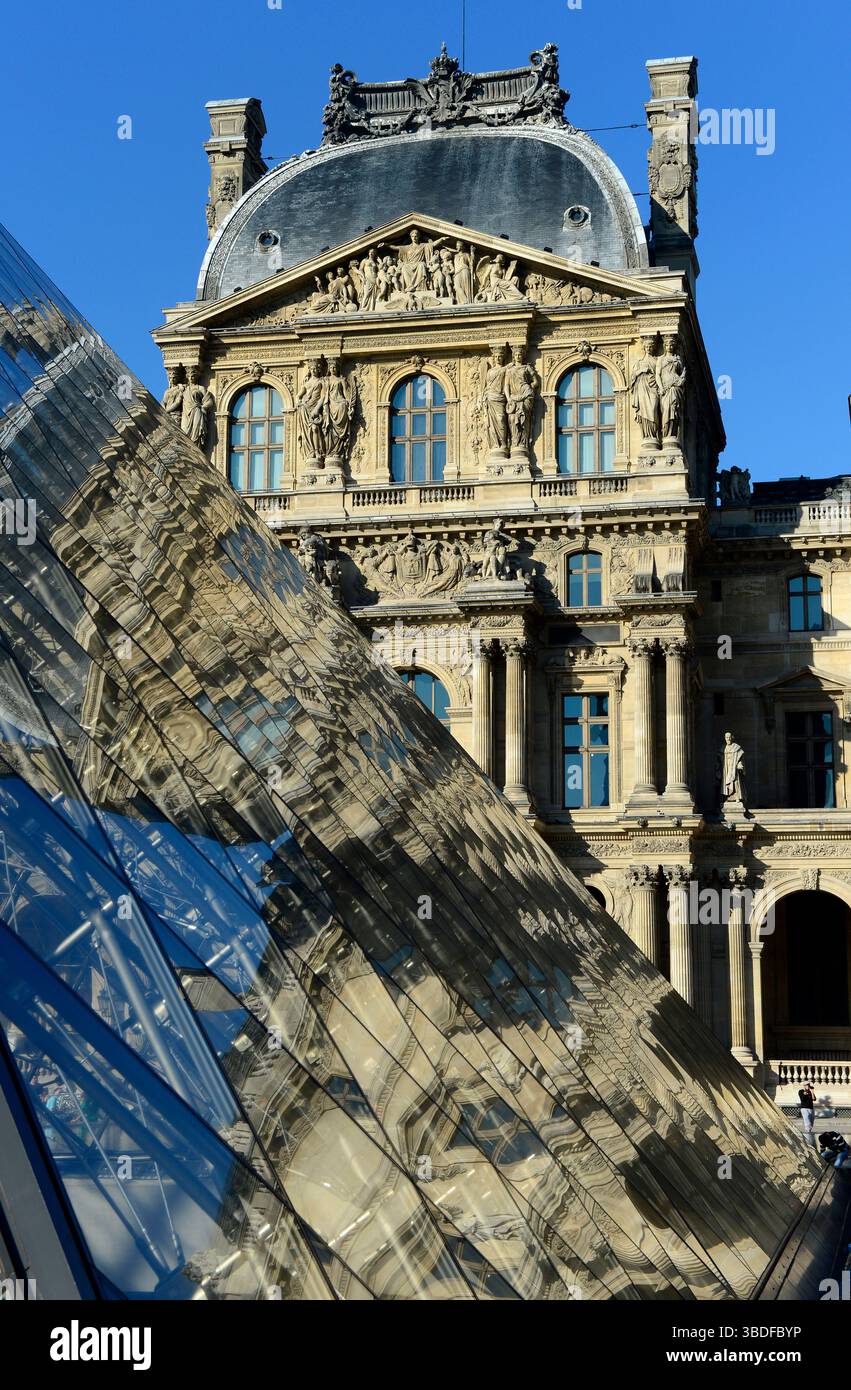 Louvre Pyramide und Palast in Paris, Frankreich, Europa Stockfoto