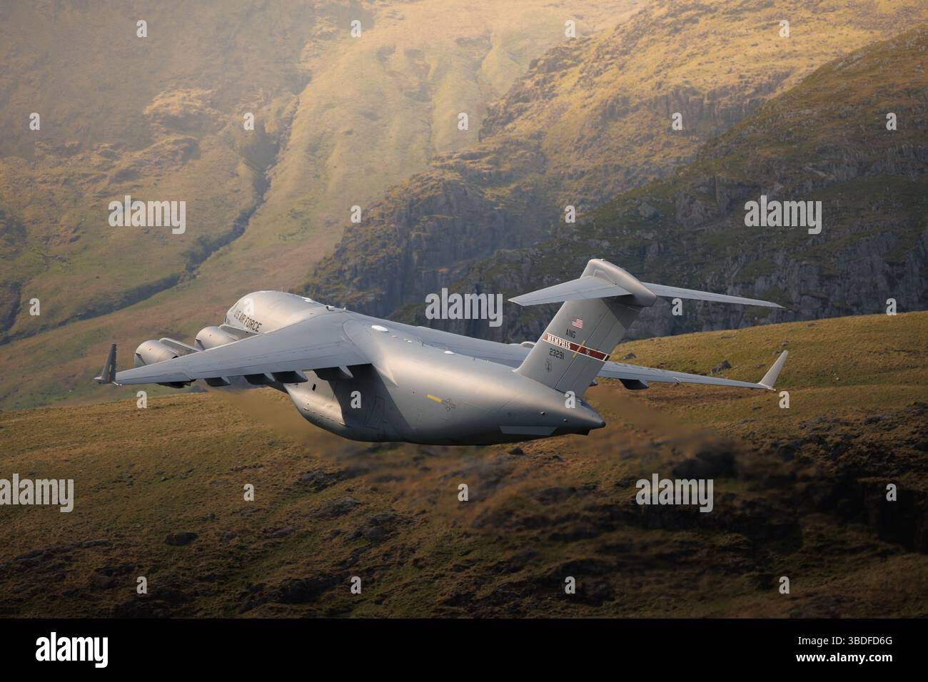 C-17 fliegt tief durch den Honister Pass im Lake District Stockfoto