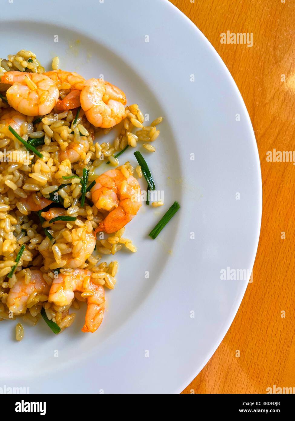 Integraler Reis mit Garnelen, Knoblauch und Schnittlauch. Stockfoto