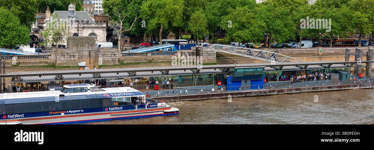 London, Vereinigtes Königreich - 7. Mai 2011: Dbankment Pier am nördlichen Ufer der Themse. Langer, kommerzieller Fähranleger, geeignet für größere Ausflugsboote. Stockfoto