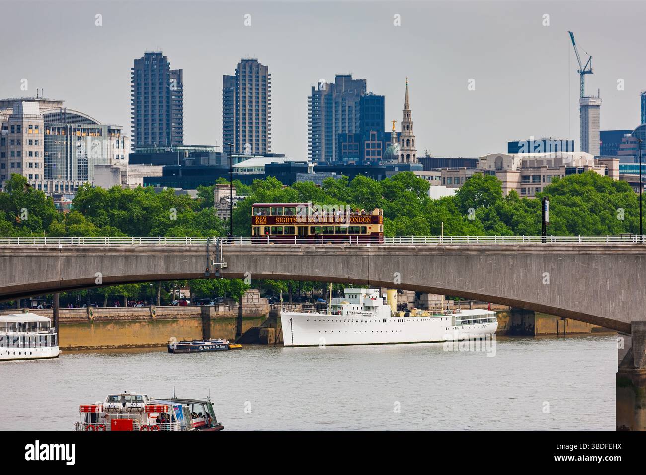 London, Vereinigtes Königreich - 7. Mai 2011 : Tourbus auf der Waterloo Bridge. Der beliebte Tourbus überquert die Themse von Süden nach Norden. Stockfoto
