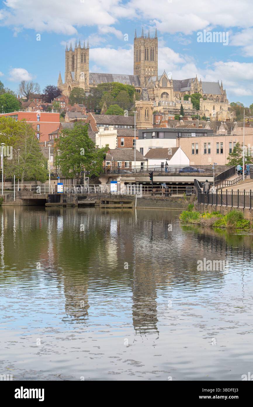 Blick über den Brayford Pool zur Lincoln Cathedral Stockfoto