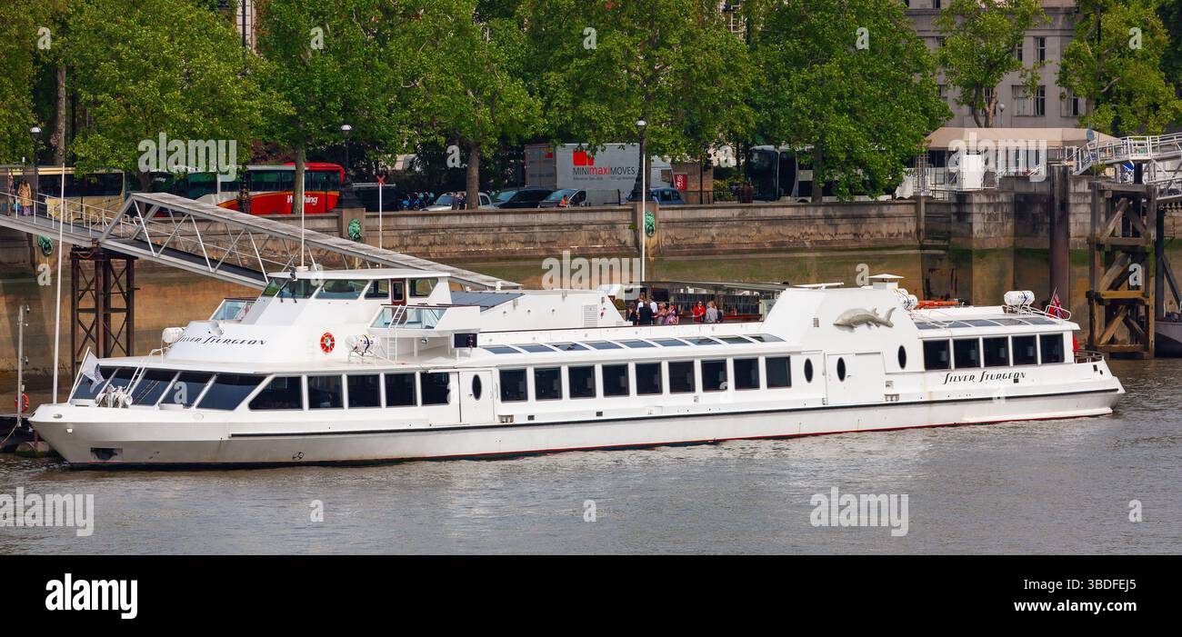 London, Vereinigtes Königreich - 7. Mai 2011 : River Yacht 'Silver Sturgeon' an der Themse. Luxuriöses Tourboot mit einer Kapazität von 550 Personen. Stockfoto