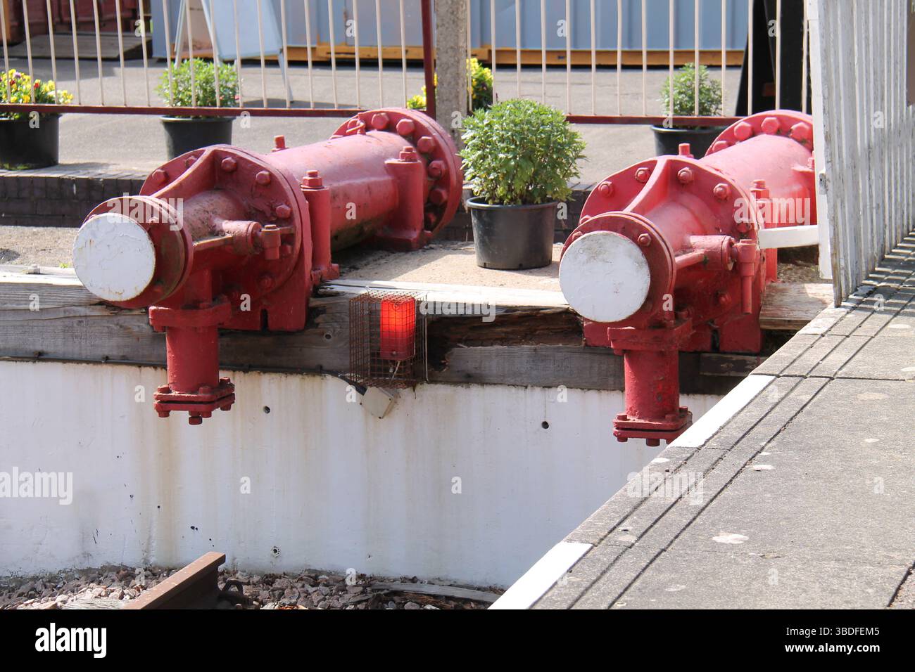 Die Sicherheitspuffer am Ende eines Eisenbahngleises. Stockfoto