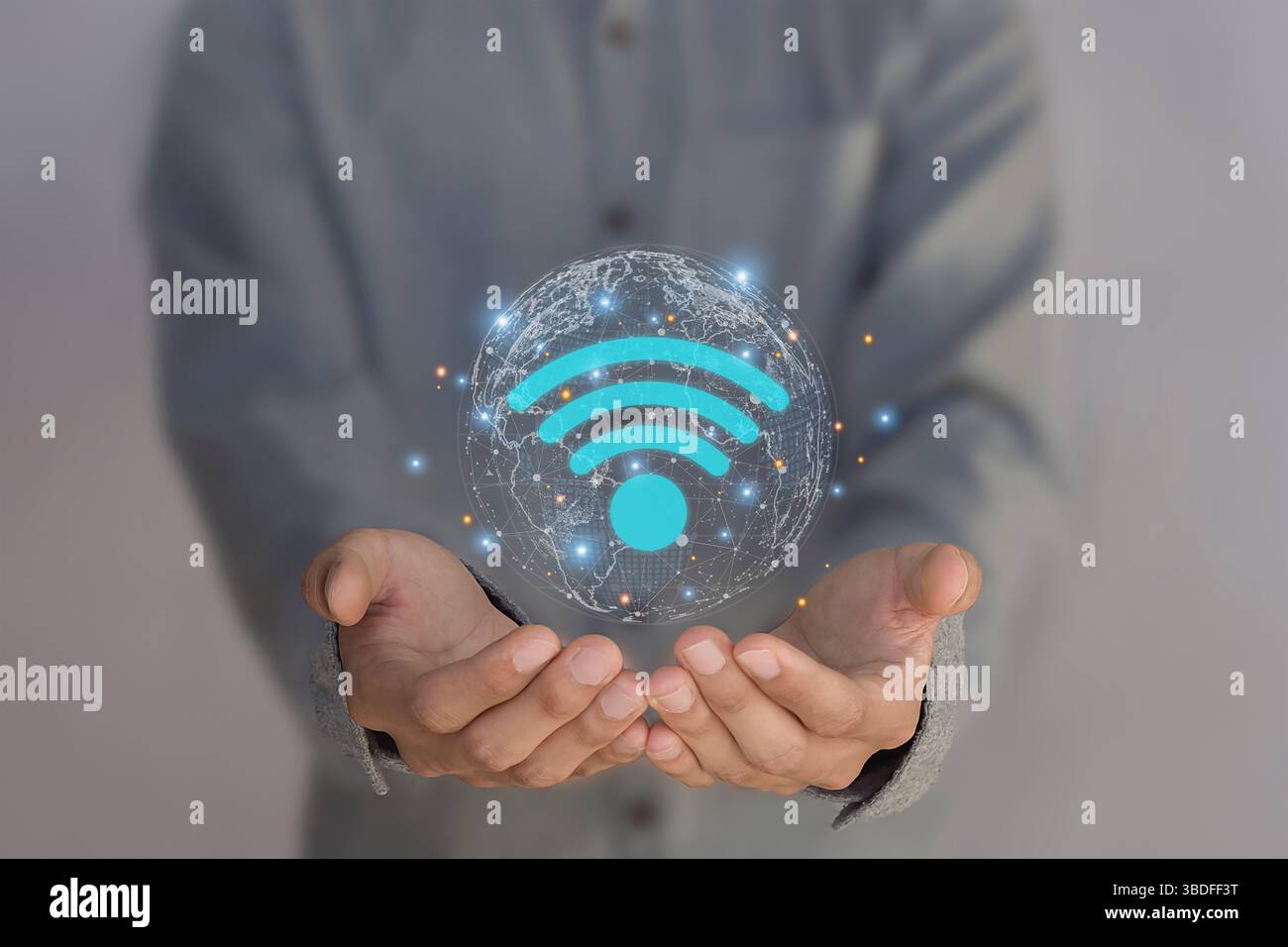 WLAN in der Hand, drahtloses Netzwerk mit Symbolen auf der Hand eines jungen Mannes Stockfoto