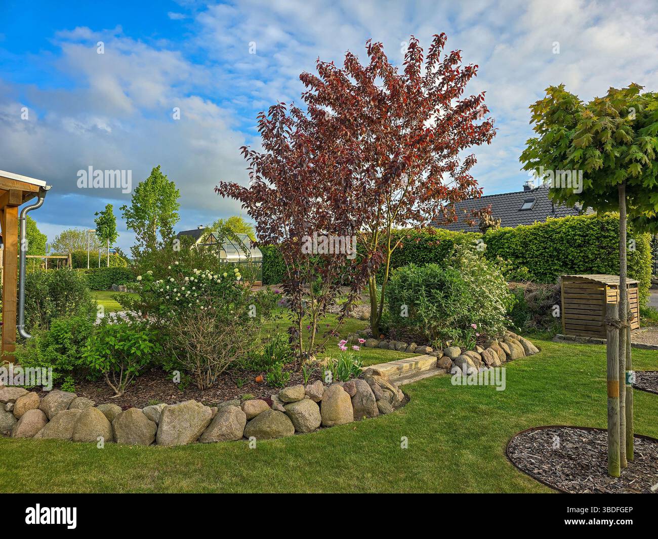 Steinmauer in einem Garten im Frühling Stockfoto