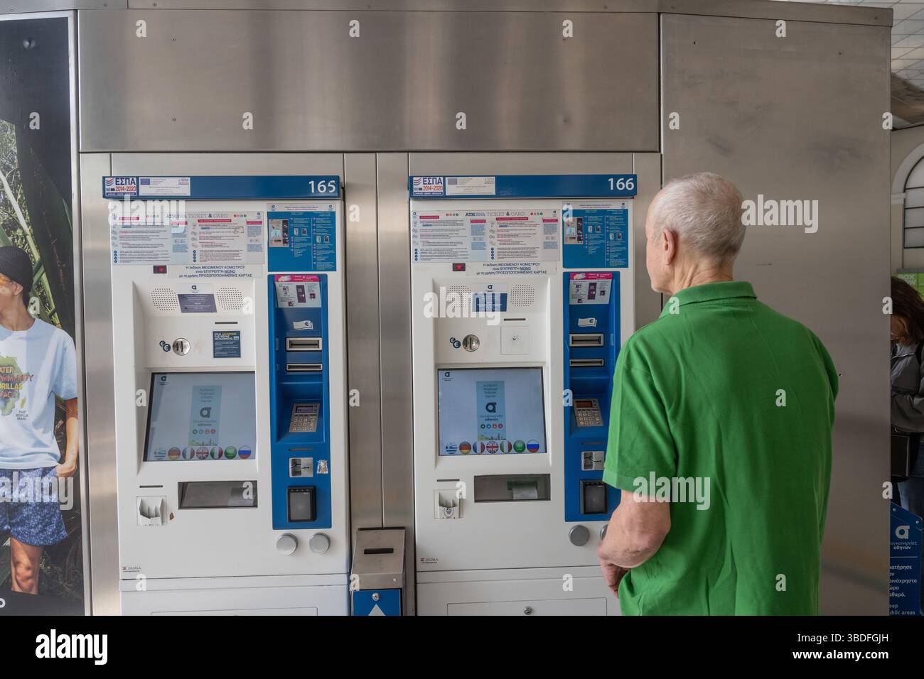 Ein älterer Mann, der eine Zugfahrkarte an den Automaten der U-Bahn-Station Monastiraki im Zentrum von Athen, Griechenland, kauft. Stockfoto