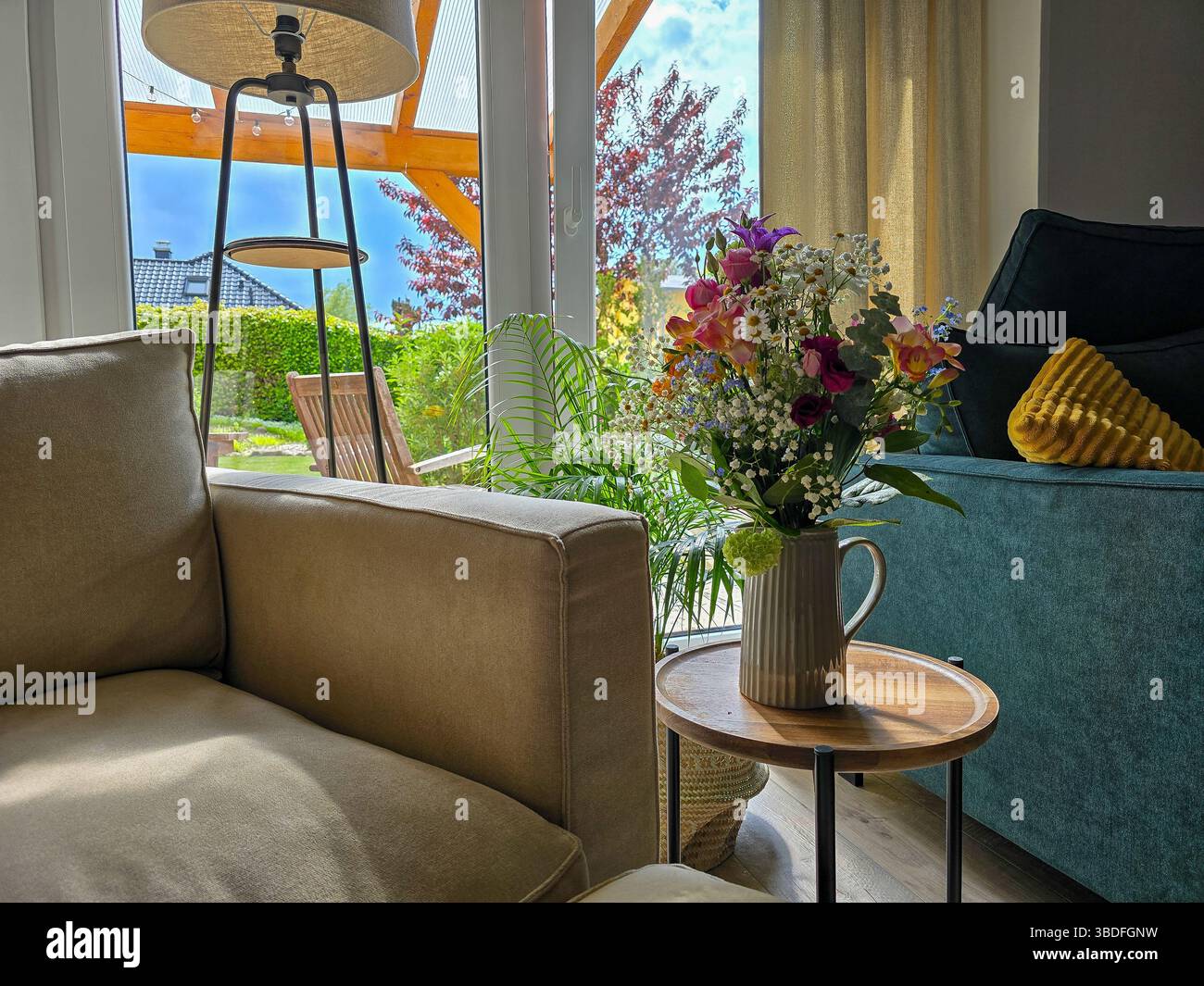 Modernes Wohnzimmer mit Blumendekoration Stockfoto