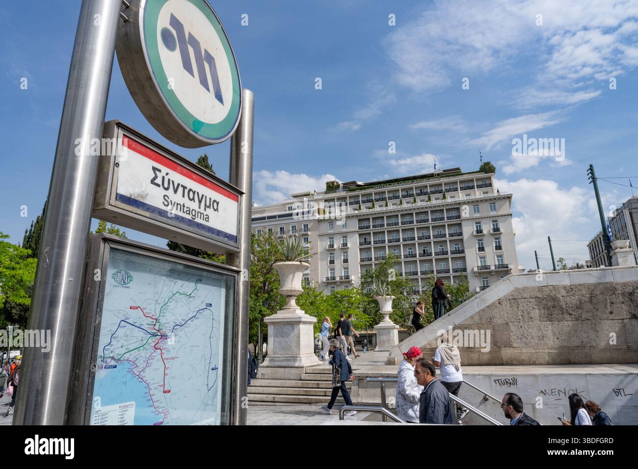 Pendler verlassen die U-Bahn-Station Syntagma im Zentrum von Athen, Griechenland. Stockfoto