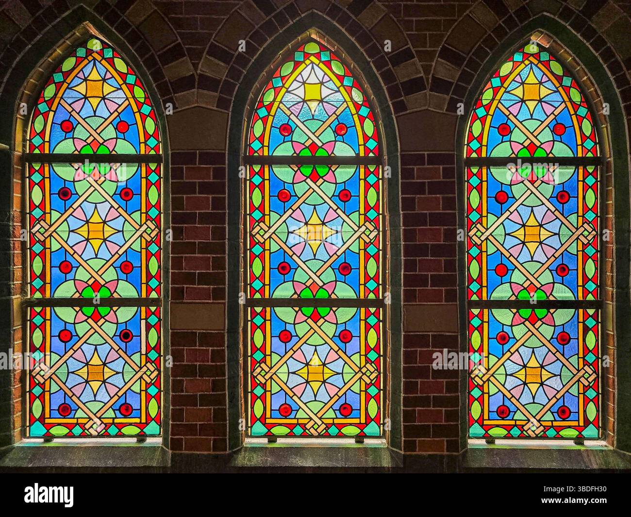 Buntglasfenster in einer alten Kirche Stockfoto