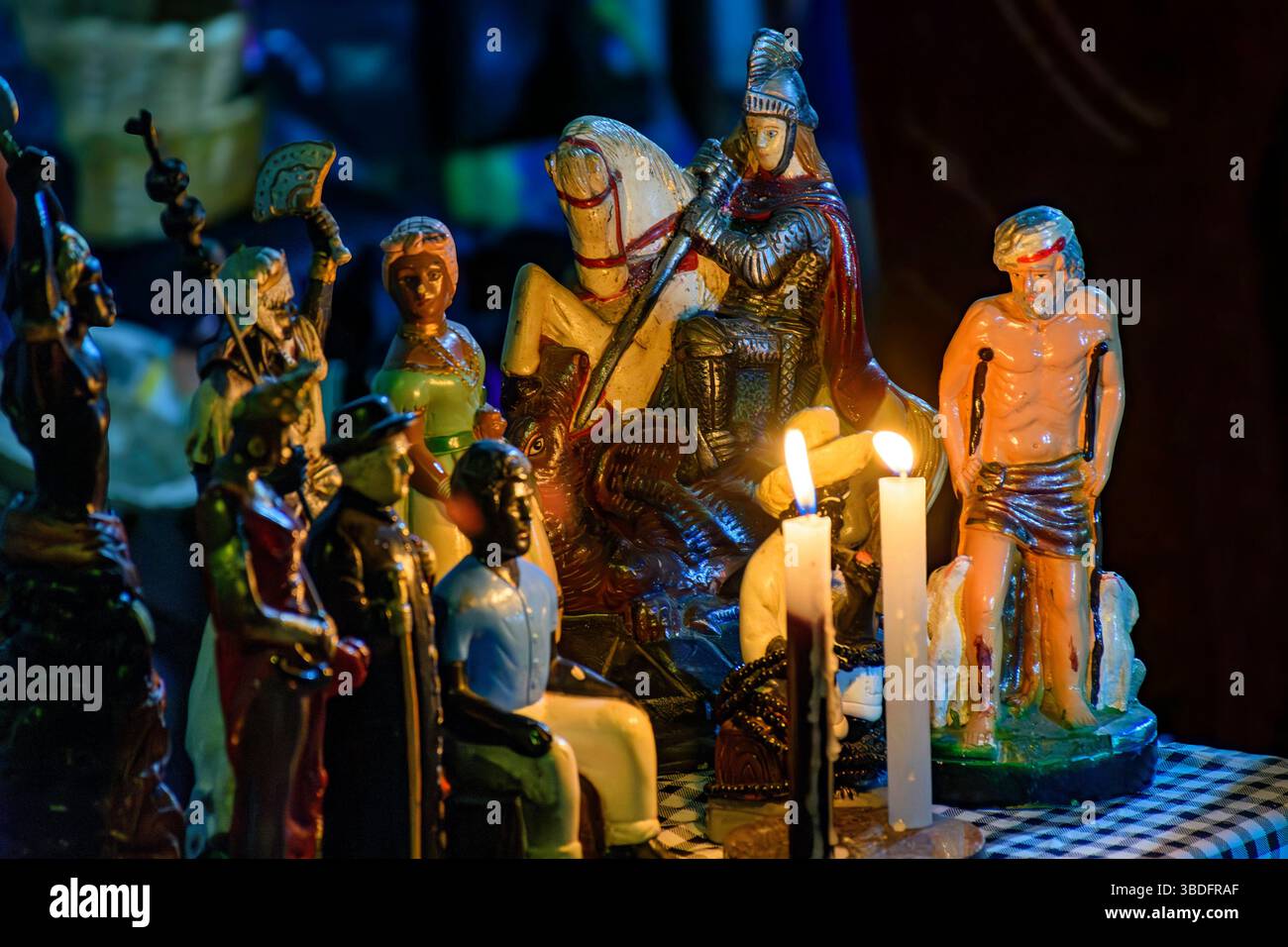 Religiöser Altar mit Heiligen und traditionellen Gebilden von Umbanda und Katholizismus als Folge des Synkretismus in afro-brasilianischen Religionen Stockfoto
