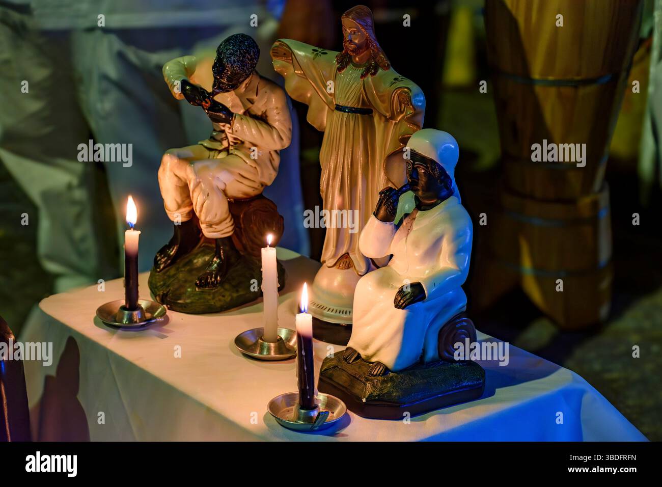 Altar mit Heiligen und Entitäten von Umbanda und Katholizismus als Folge des Synkretismus in afro-brasilianischen Religionen Stockfoto