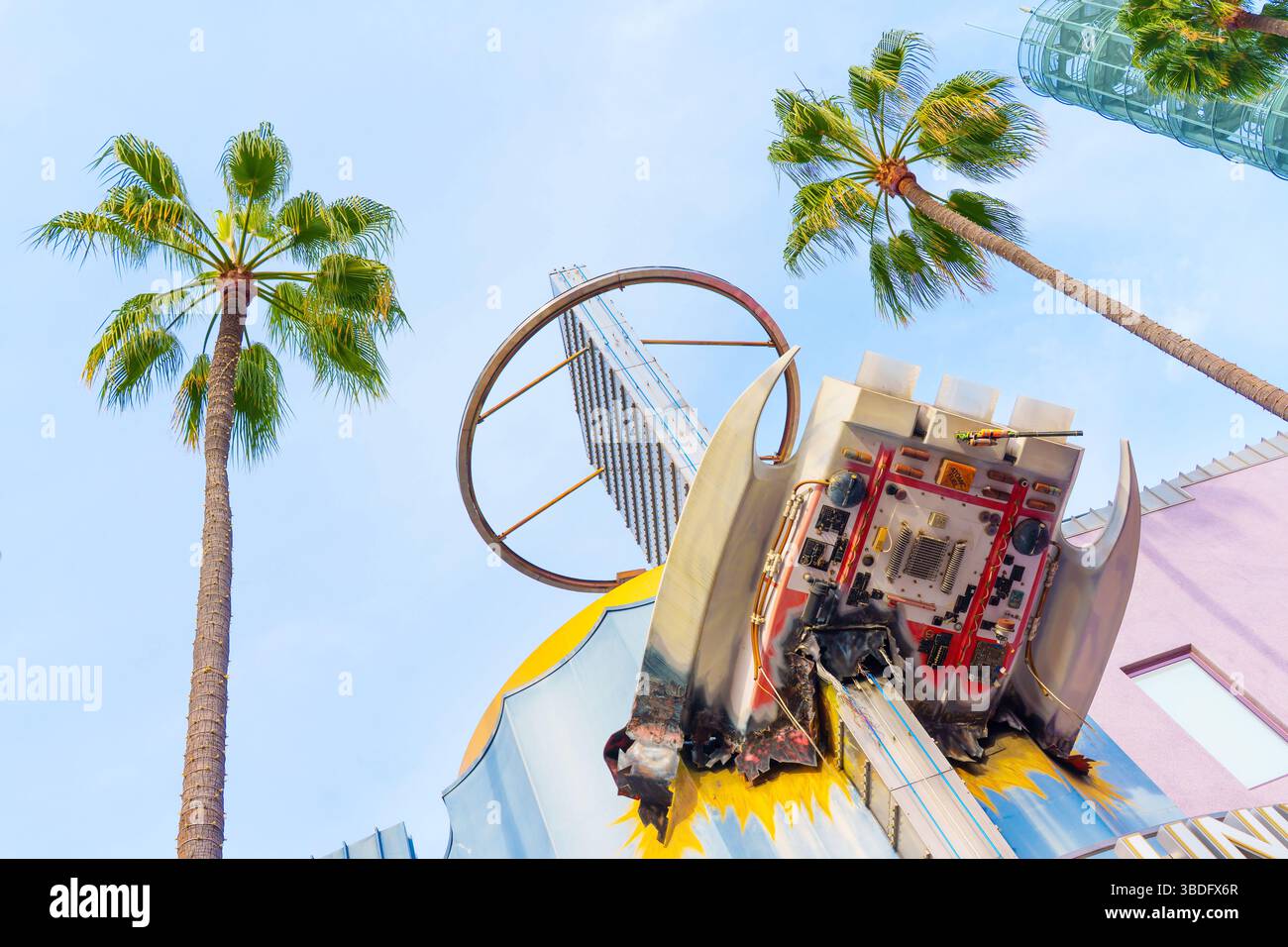 Los Angeles, Kalifornien - 24. Dezember 2024: Nahaufnahme eines kreativen Comicgeschäfts mit einer Installation, die eine futuristische, Stockfoto