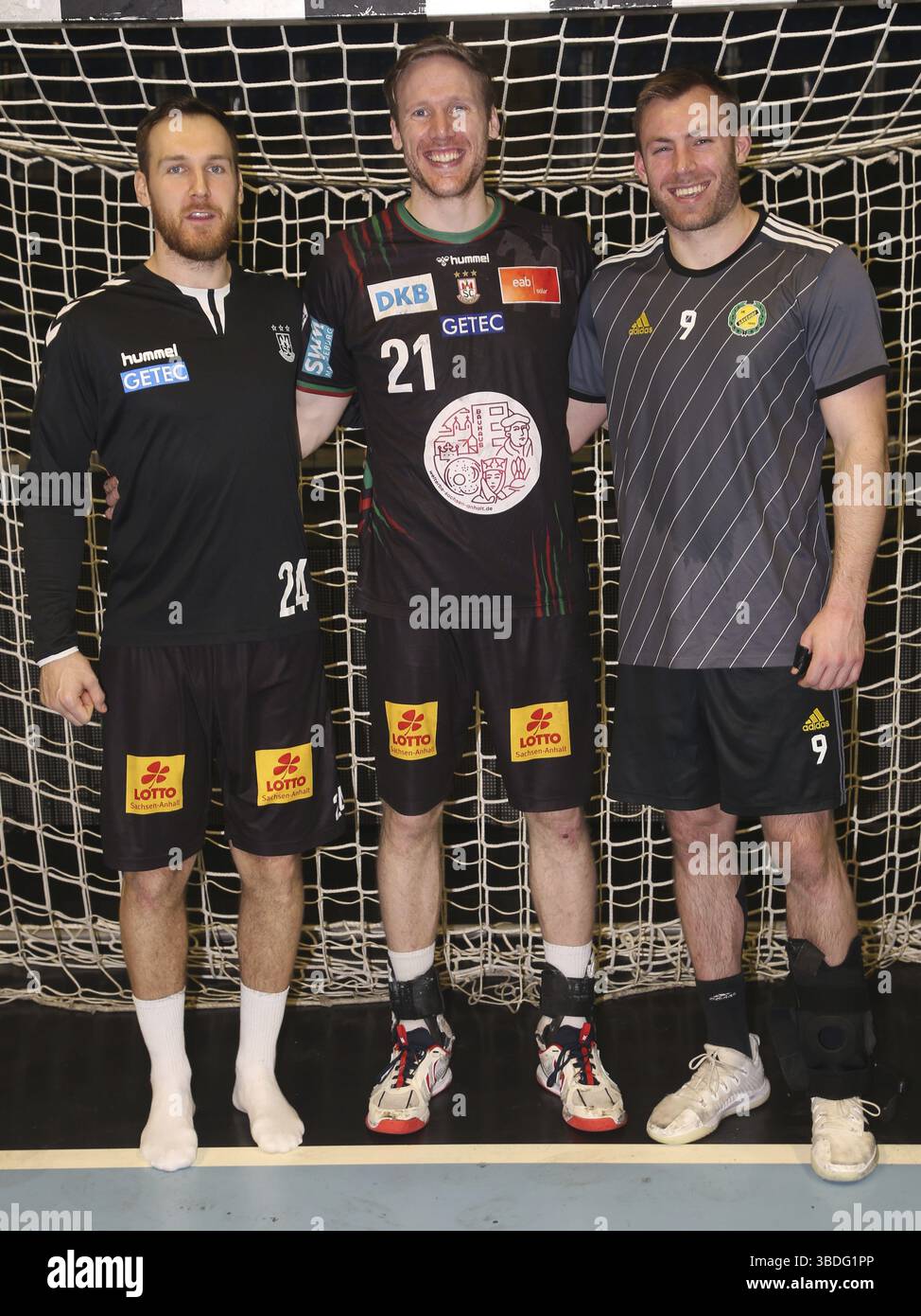 Christian O’Sullivan, Magnus Gullerud (beide SCM) mit Vetle Eck Aga (IK Saevehof) Handball EHF European League Saison 2021-22 Gruppenphase SC Magdeburg Stockfoto