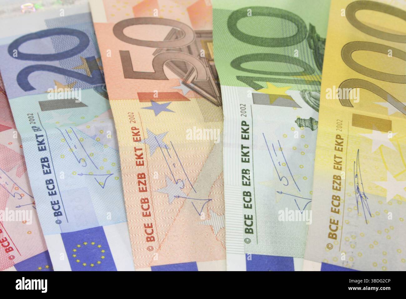 Ein großer Stapel Euro-Banknoten vor weißem Hintergrund Stockfoto