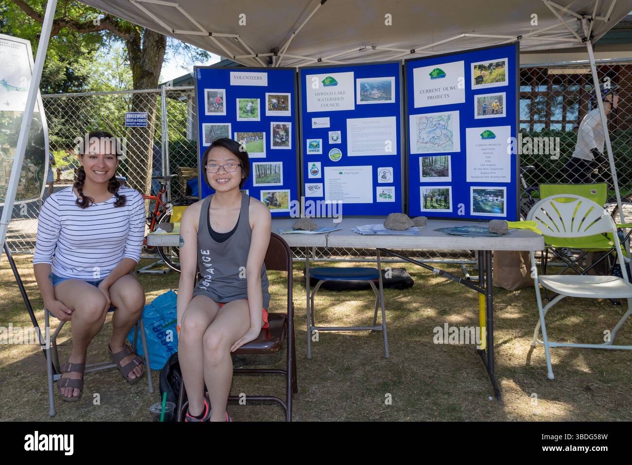 The Big Float, Portland, Oregon – 14. Juli 2018: Freiwillige am Stand des Oswego Lake Watershed Council, die sich für Wasserschutz und Wasserscheidenschutz einsetzen Stockfoto