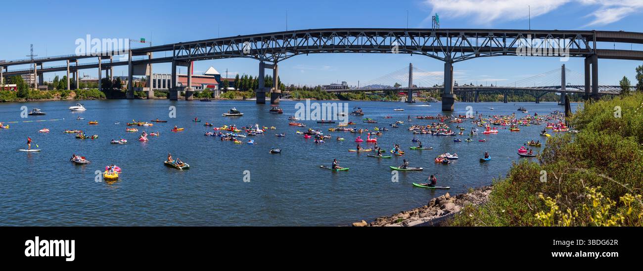 The Big Float, Portland, Oregon – 14. Juli 2018: Auf Flößen, Paddelbrettern und aufblasbarem Spielzeug schweben Menschen auf dem Willamette River Stockfoto