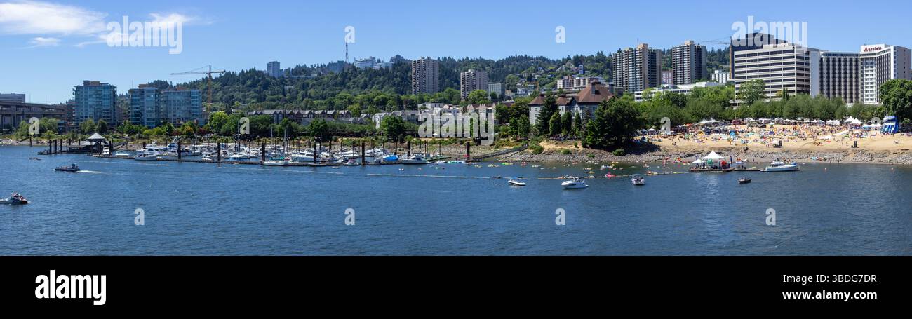 The Big Float, Portland, Oregon - 14. Juli 2018: Die Menschen treiben auf dem Willamette River und treffen sich am Strand zu einer Sommerfeier. Stockfoto