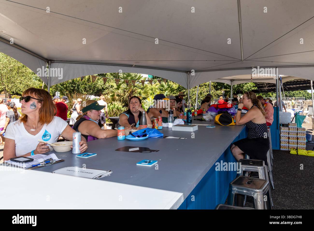 The Big Float, Portland, Oregon - 14. Juli 2018: Teilnehmer entspannen sich unter einem Zelt und genießen Speisen und Getränke, nachdem sie den Willamette River hinuntergeschwemmt haben. Stockfoto
