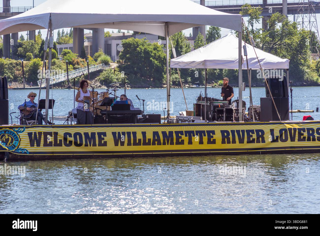 The Big Float, Portland, Oregon – 14. Juli 2018: Eine Band spielt auf einer schwimmenden Bühne am Willamette River und unterhält Flussliebhaber. Stockfoto