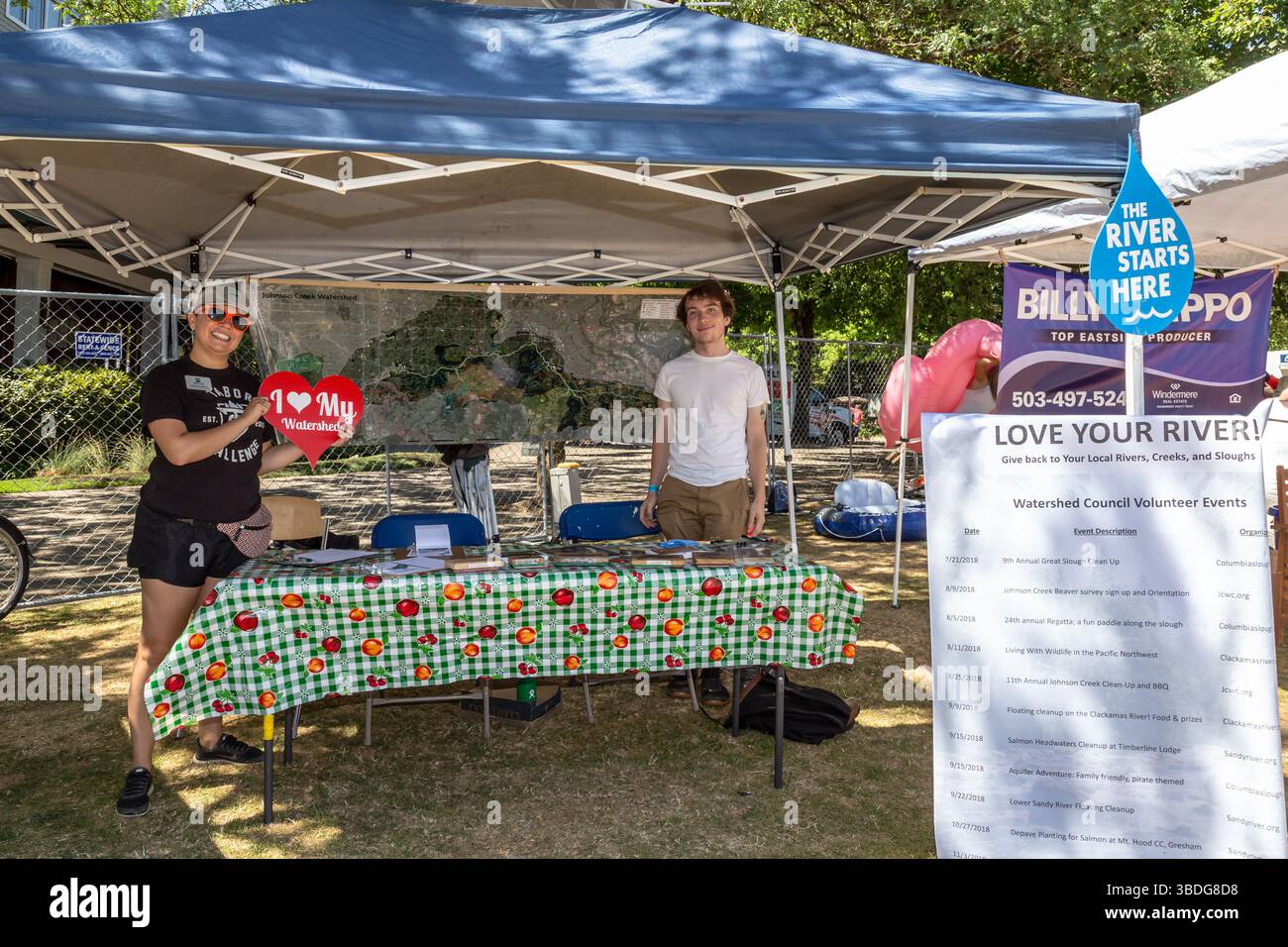 The Big Float, Portland, Oregon - 14. Juli 2018. Freiwillige Helfer am Johnson Creek Watershed Stand fördern die Reinigung von Wassereinzugsgebieten und Freiwilligenveranstaltungen. Stockfoto