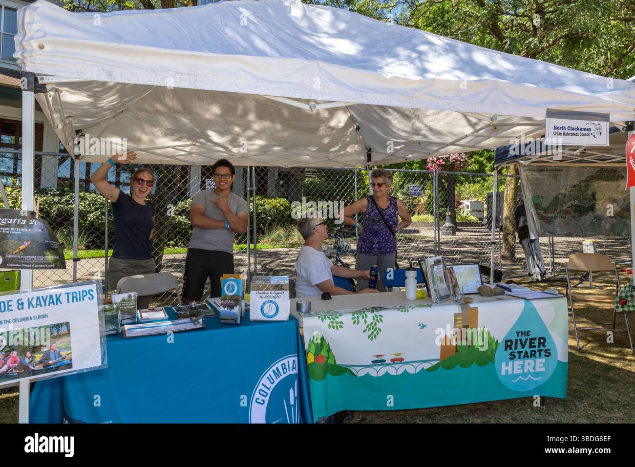 The Big Float, Portland, Oregon – 14. Juli 2018: Freiwillige am Stand des Columbia Slough Watershed Council fördern Flussmanagement und Kajakfahrten. Stockfoto
