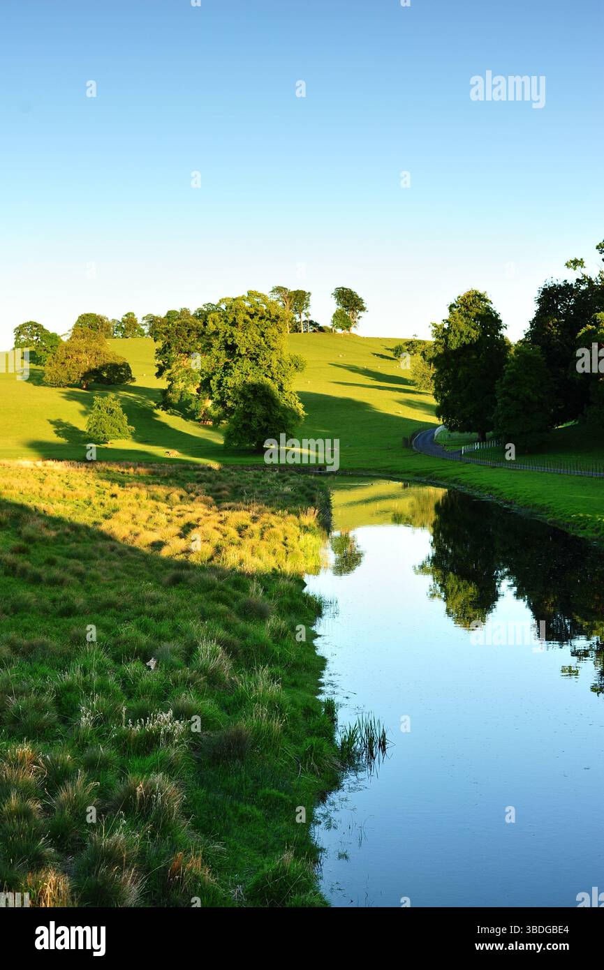 Der Fluss Bela verläuft durch den Dallam Estate Deer Park in der Nähe von Milnthorpe, der etwa 190 Hektar groß ist. Der Fluss fließt in die Morecambe Bay. Abendliche Aufnahme. Stockfoto