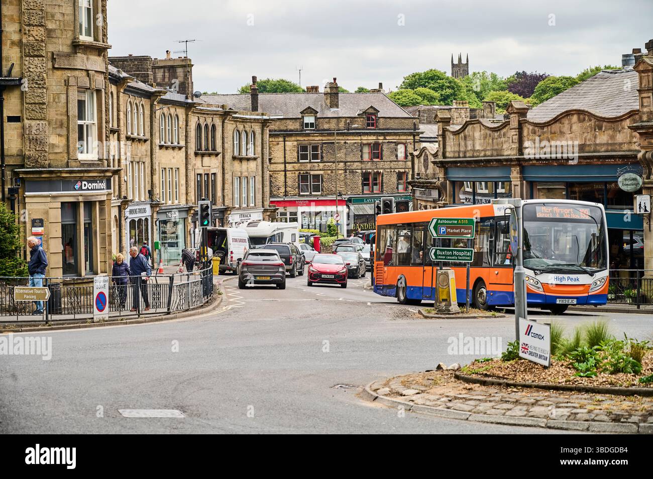 Verkehr in einem geschäftigen Stadtzentrum von Buxton Stockfoto