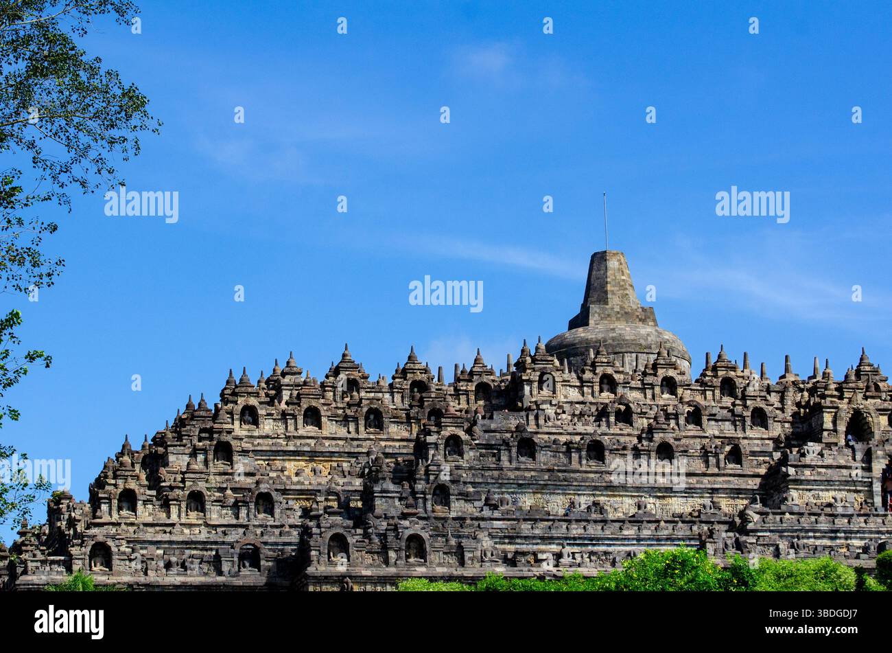 Der Borobudur-Tempel, ein buddhistischer Mahayana-Tempel aus dem 9. Jahrhundert in Magelang Regency, Zentral-Java, Indonesien. Stockfoto