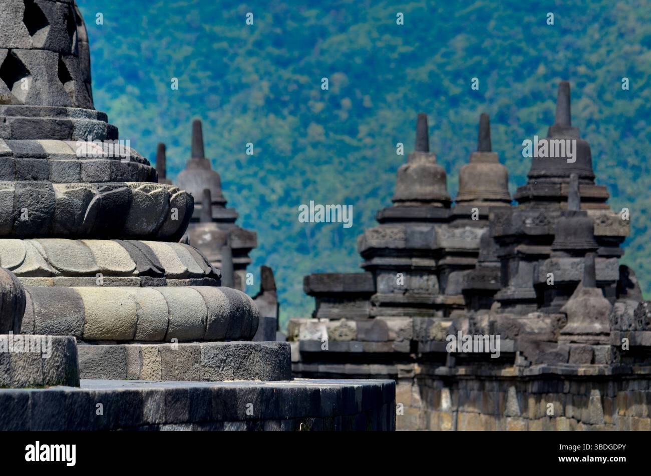 Der Borobudur-Tempel, ein buddhistischer Mahayana-Tempel aus dem 9. Jahrhundert in Magelang Regency, Zentral-Java, Indonesien. Stockfoto