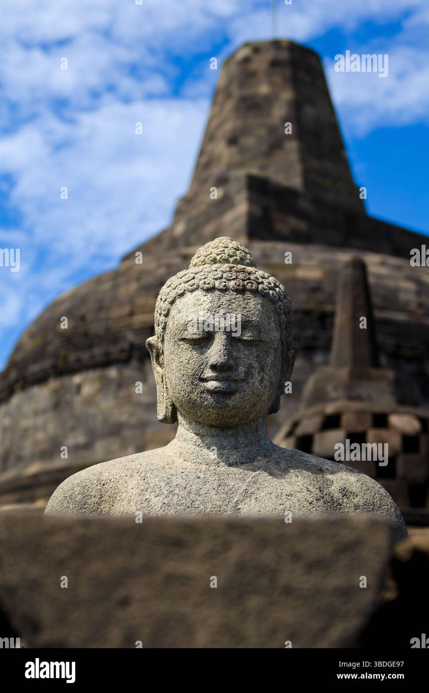 Antike buddhistische Stupas im Borobudur-Denkmal Stockfoto